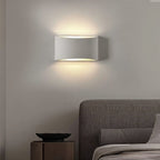 Lampada da parete AuroraCurve in gesso con luce soffusa verso l'alto e verso il basso