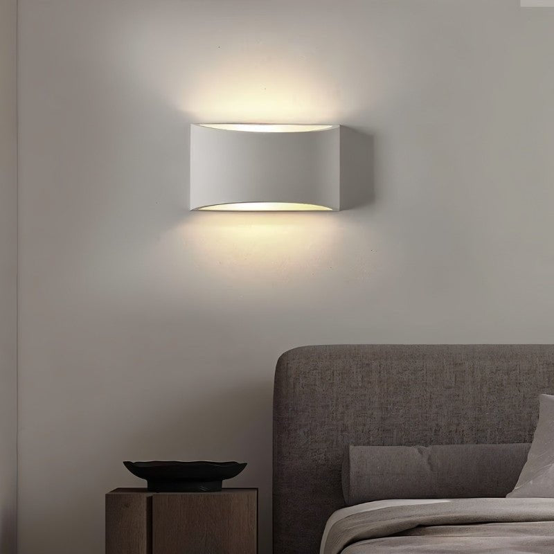 Lampada da parete AuroraCurve in gesso con luce soffusa verso l'alto e verso il basso