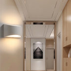 Lampada da parete AuroraCurve in gesso con luce soffusa verso l'alto e verso il basso