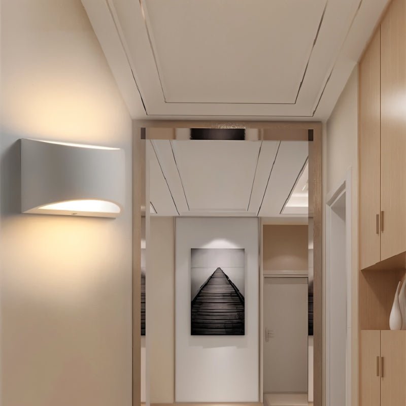 Lampada da parete AuroraCurve in gesso con luce soffusa verso l'alto e verso il basso