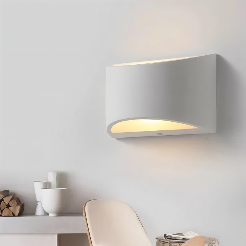 Lampada da parete AuroraCurve in gesso con luce soffusa verso l'alto e verso il basso