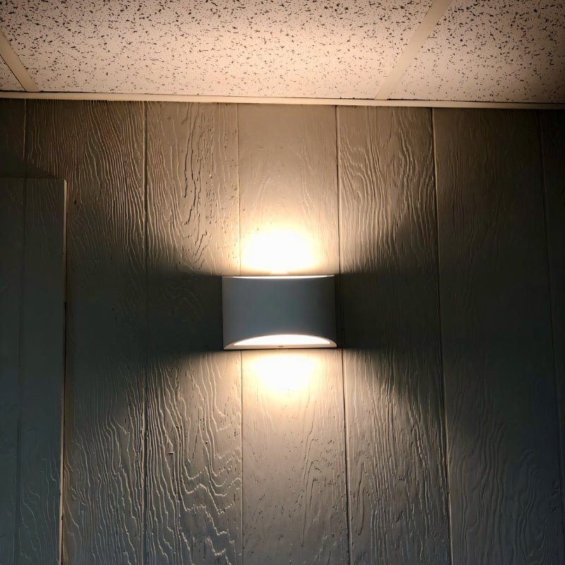 Lampada da parete AuroraCurve in gesso con luce soffusa verso l'alto e verso il basso