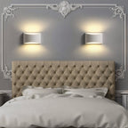 Lampada da parete AuroraCurve in gesso con luce soffusa verso l'alto e verso il basso