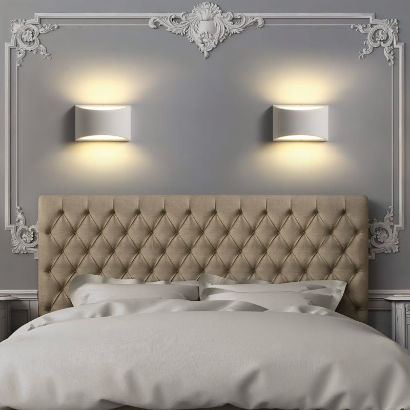Lampada da parete AuroraCurve in gesso con luce soffusa verso l'alto e verso il basso
