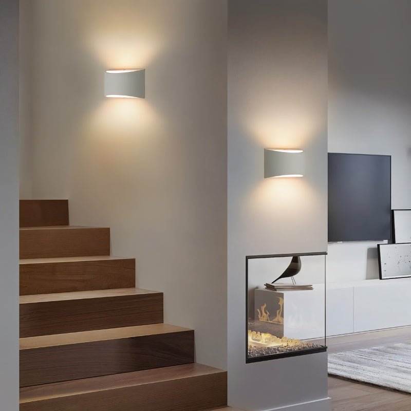 Lampada da parete AuroraCurve in gesso con luce soffusa verso l'alto e verso il basso