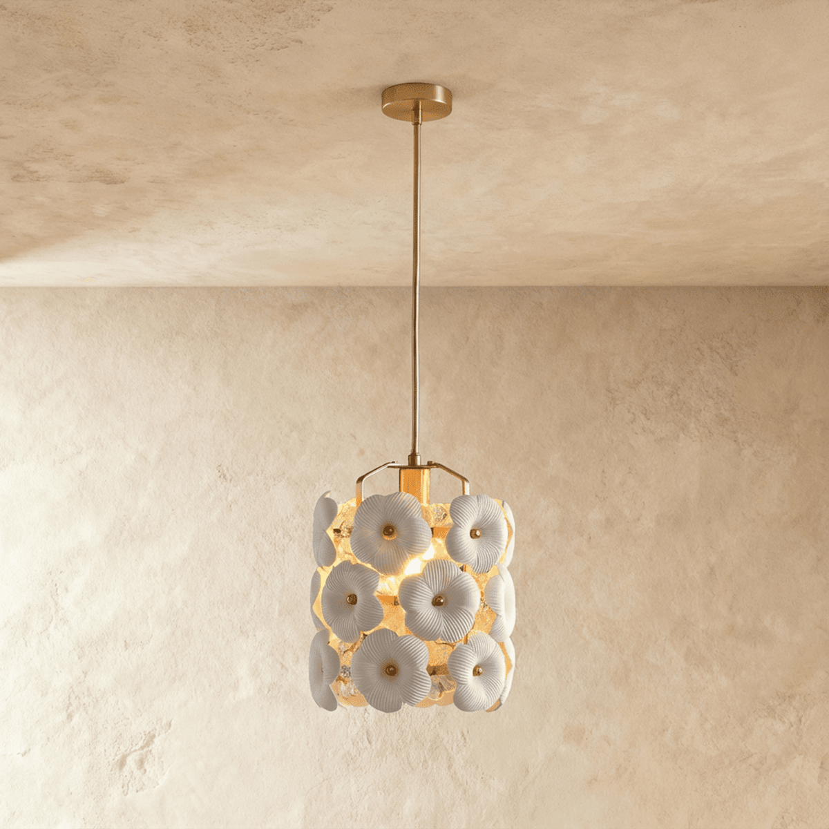 Petalform měděné závěsné svítidlo s keramickým stínidlem pro elegantní místnosti