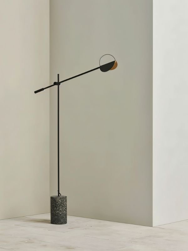 Terra Disc sochařská stojací lampa s nastavitelným ramenem a diskovým stínidlem