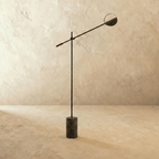 Terra Disc sochařská stojací lampa s nastavitelným ramenem a diskovým stínidlem