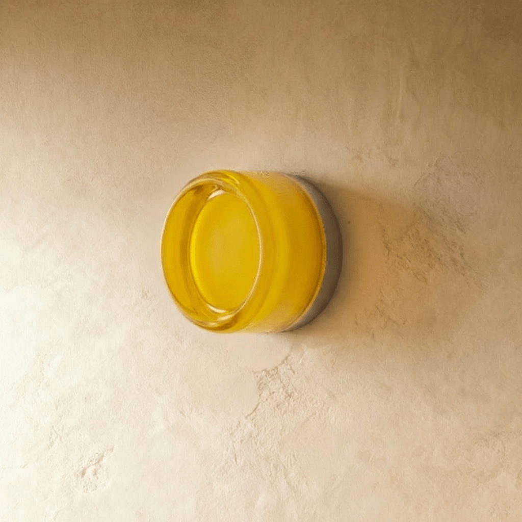 Lámpara de pared redonda de aluminio CircaGlow para un brillo ambiental cálido en espacios modernos