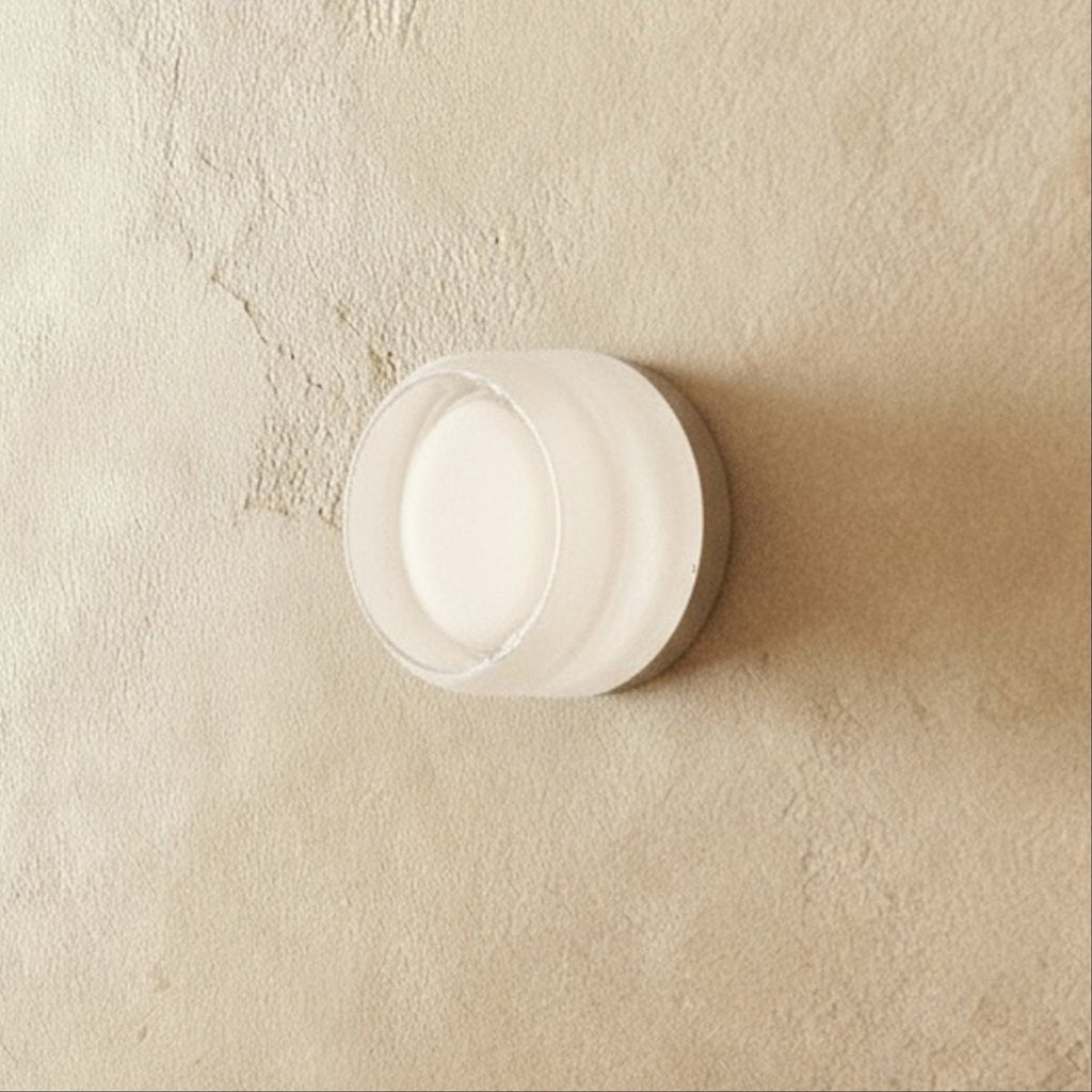 Lámpara de pared redonda de aluminio CircaGlow para un brillo ambiental cálido en espacios modernos