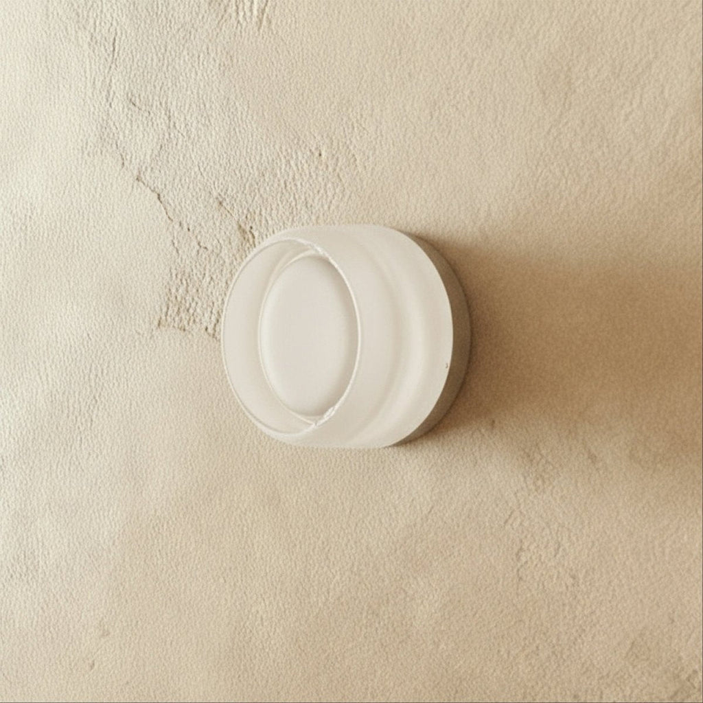 Lámpara de pared redonda de aluminio CircaGlow para un brillo ambiental cálido en espacios modernos