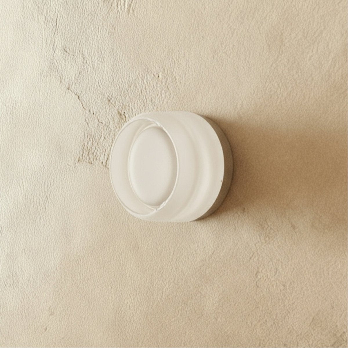 Lámpara de pared redonda de aluminio CircaGlow para un brillo ambiental cálido en espacios modernos