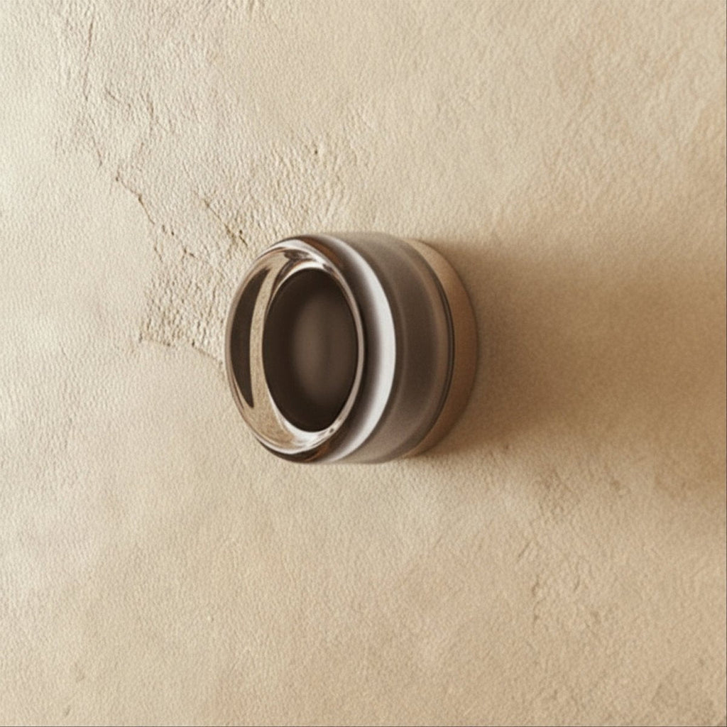 Lámpara de pared redonda de aluminio CircaGlow para un brillo ambiental cálido en espacios modernos