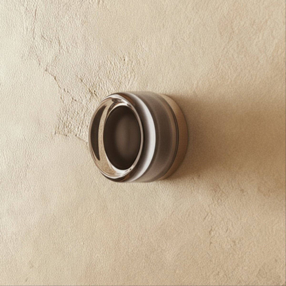 Lámpara de pared redonda de aluminio CircaGlow para un brillo ambiental cálido en espacios modernos