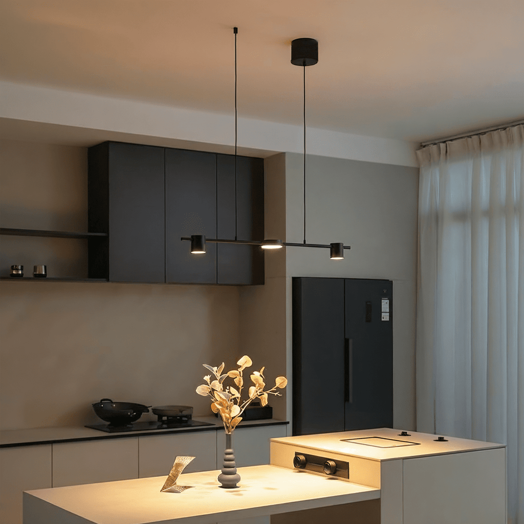 NovaLume Apex ljuskrona svart och guld med omgivande LED-ljus