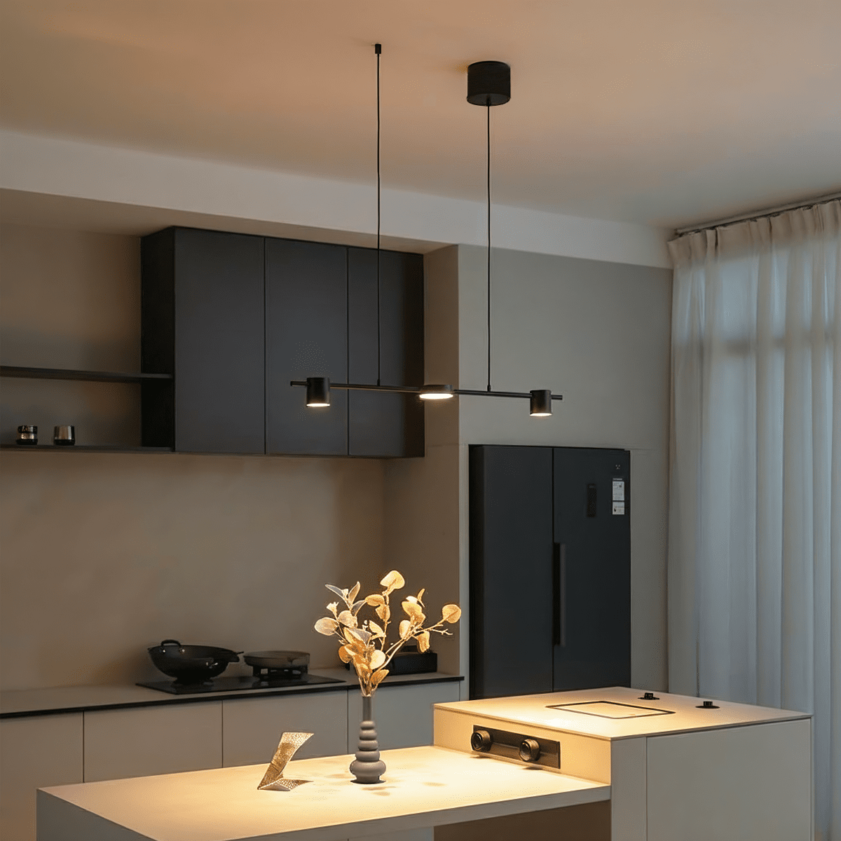 NovaLume Apex ljuskrona svart och guld med omgivande LED-ljus