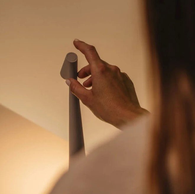 Bezdrátová LED stolní lampa s nordickým hliníkovým designem a dotykovým stmíváním