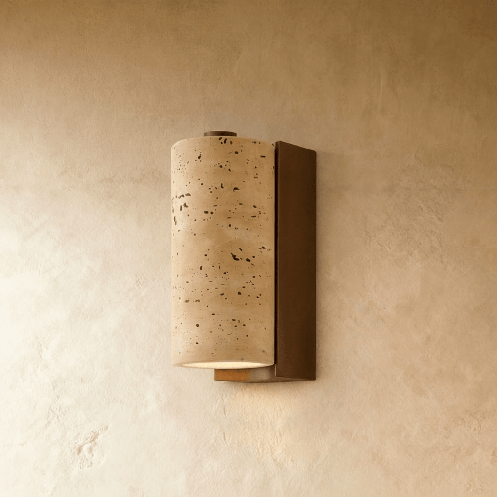 Lampada da parete TerraLume in travertino e legno con paralume cilindrico per bagliore caldo