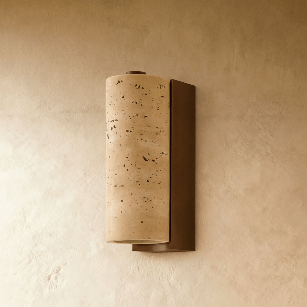 Lampada da parete TerraLume in travertino e legno con paralume cilindrico per bagliore caldo