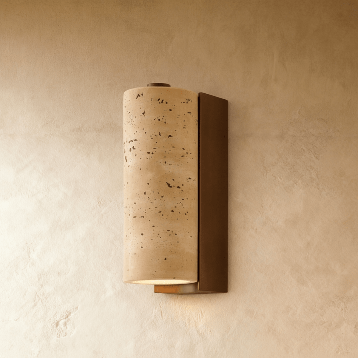 Lampada da parete TerraLume in travertino e legno con paralume cilindrico per bagliore caldo