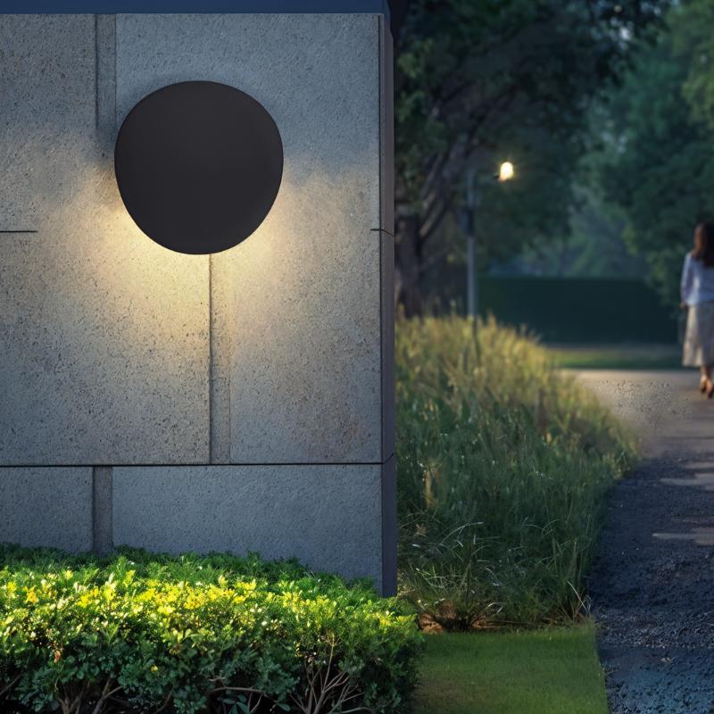 Lampada da parete LED NovaCurve nera opaca e bianca con bagliore ambientale