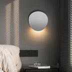 Lampada da parete LED NovaCurve nera opaca e bianca con bagliore ambientale