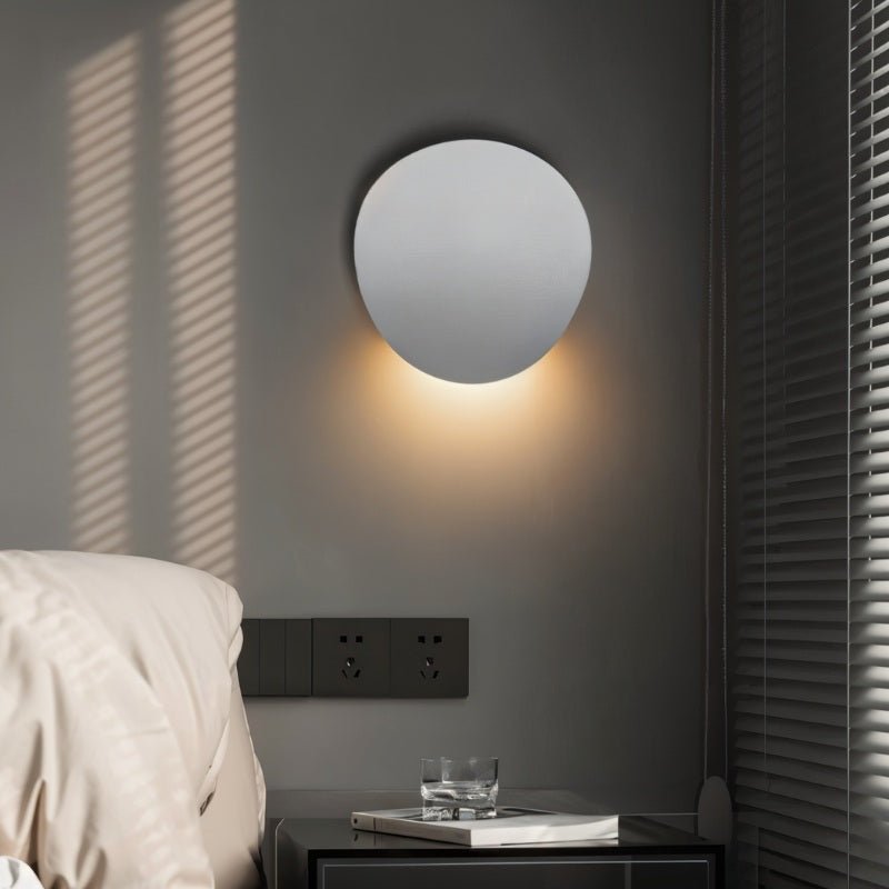 Lampada da parete LED NovaCurve nera opaca e bianca con bagliore ambientale