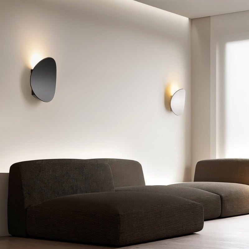 Lampada da parete LED NovaCurve nera opaca e bianca con bagliore ambientale