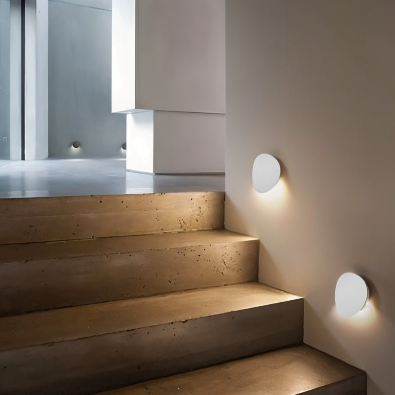 Lampada da parete LED NovaCurve nera opaca e bianca con bagliore ambientale