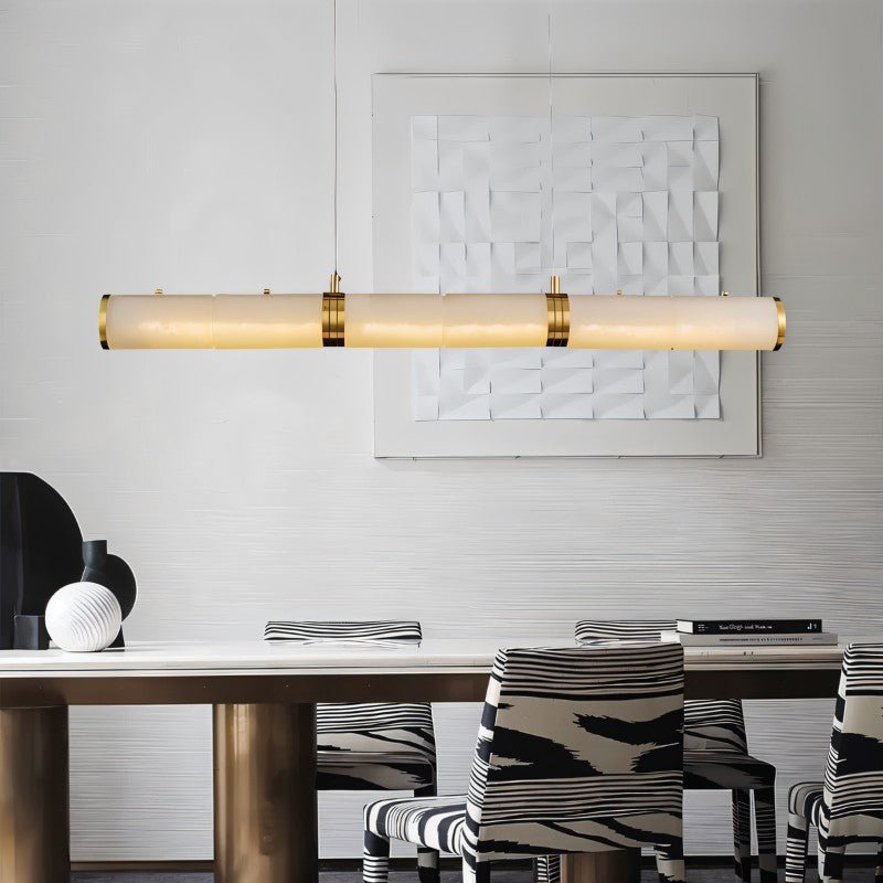 Alabaster Glow lineární kuchyňský lustr poskytující teplé ambientní světlo