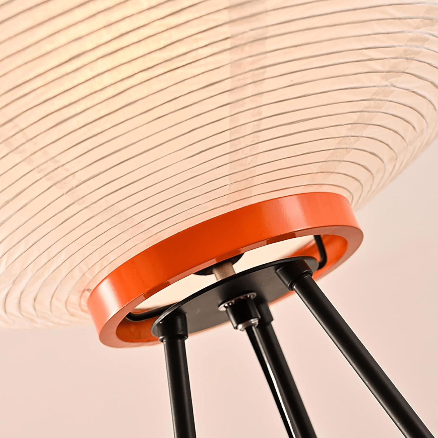 Stojací lampa KairoLuma s rýžovým papírovým stínidlem v japonském minimalistickém designu