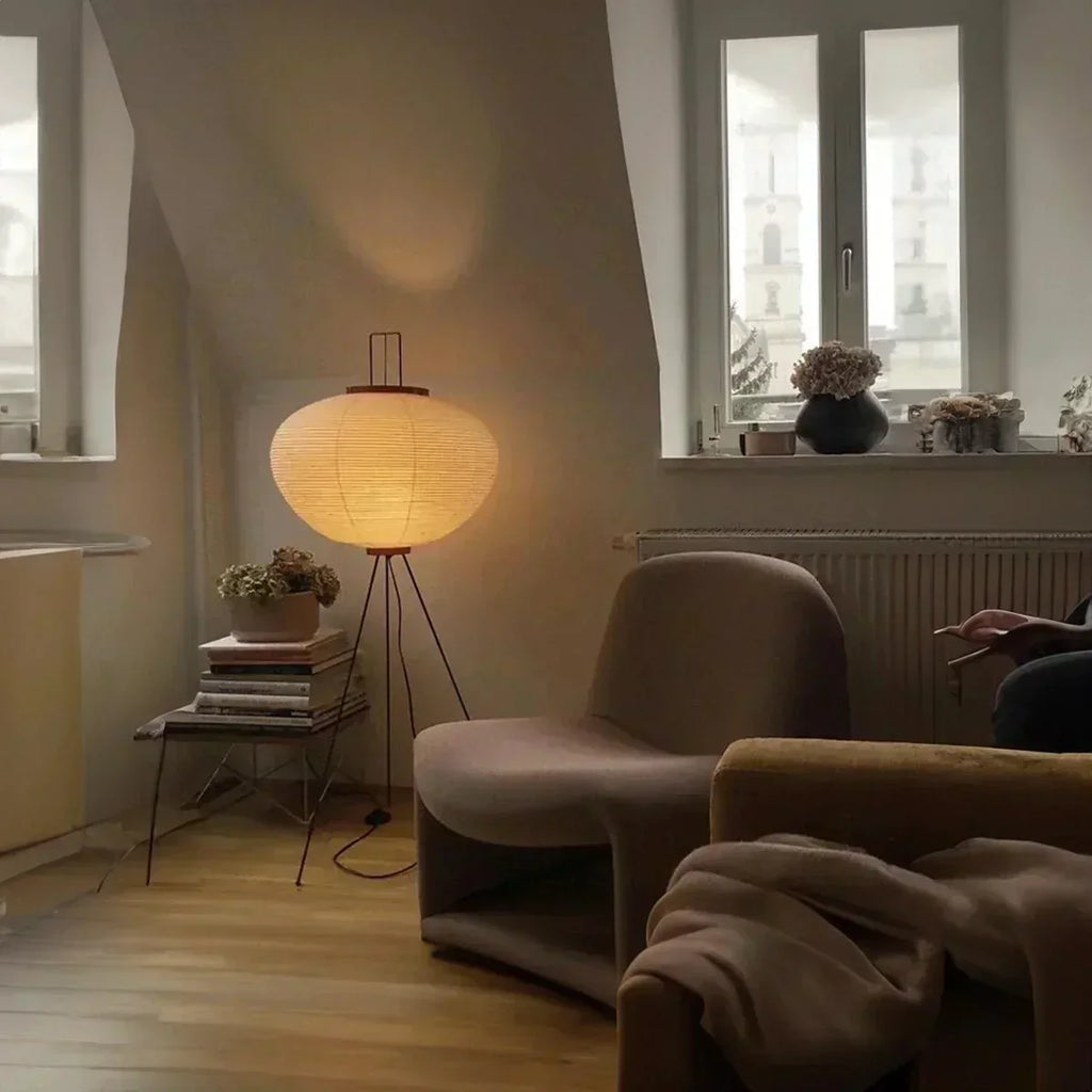 Stojací lampa KairoLuma s rýžovým papírovým stínidlem v japonském minimalistickém designu