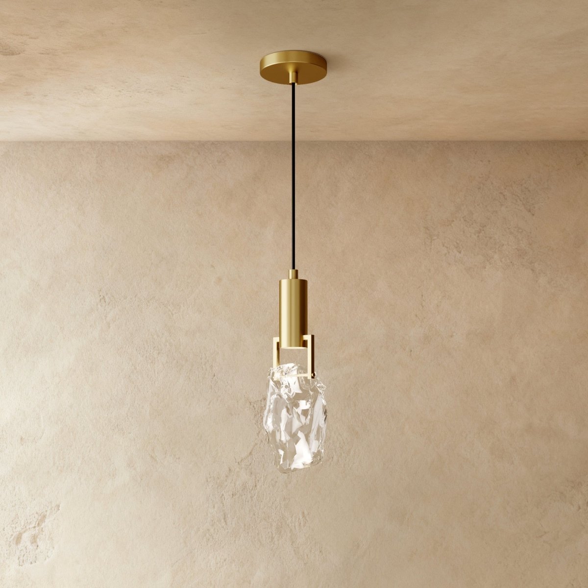 Złota lampa wisząca Aurelia Gold Crystal z miękkim światłem LED