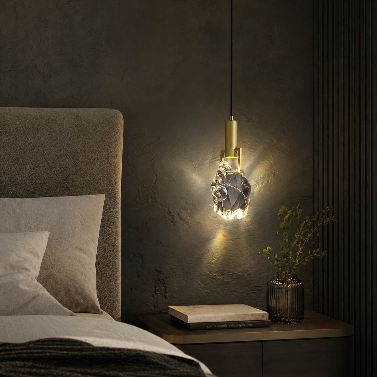 Złota lampa wisząca Aurelia Gold Crystal z miękkim światłem LED