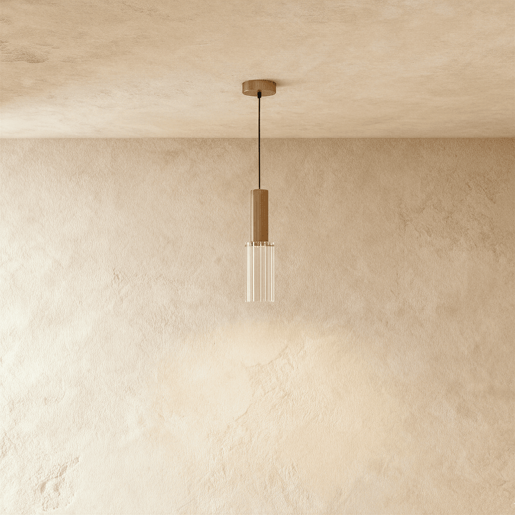Langwerpige koperen hanglamp met geribbelde glazen kap en warme gloed