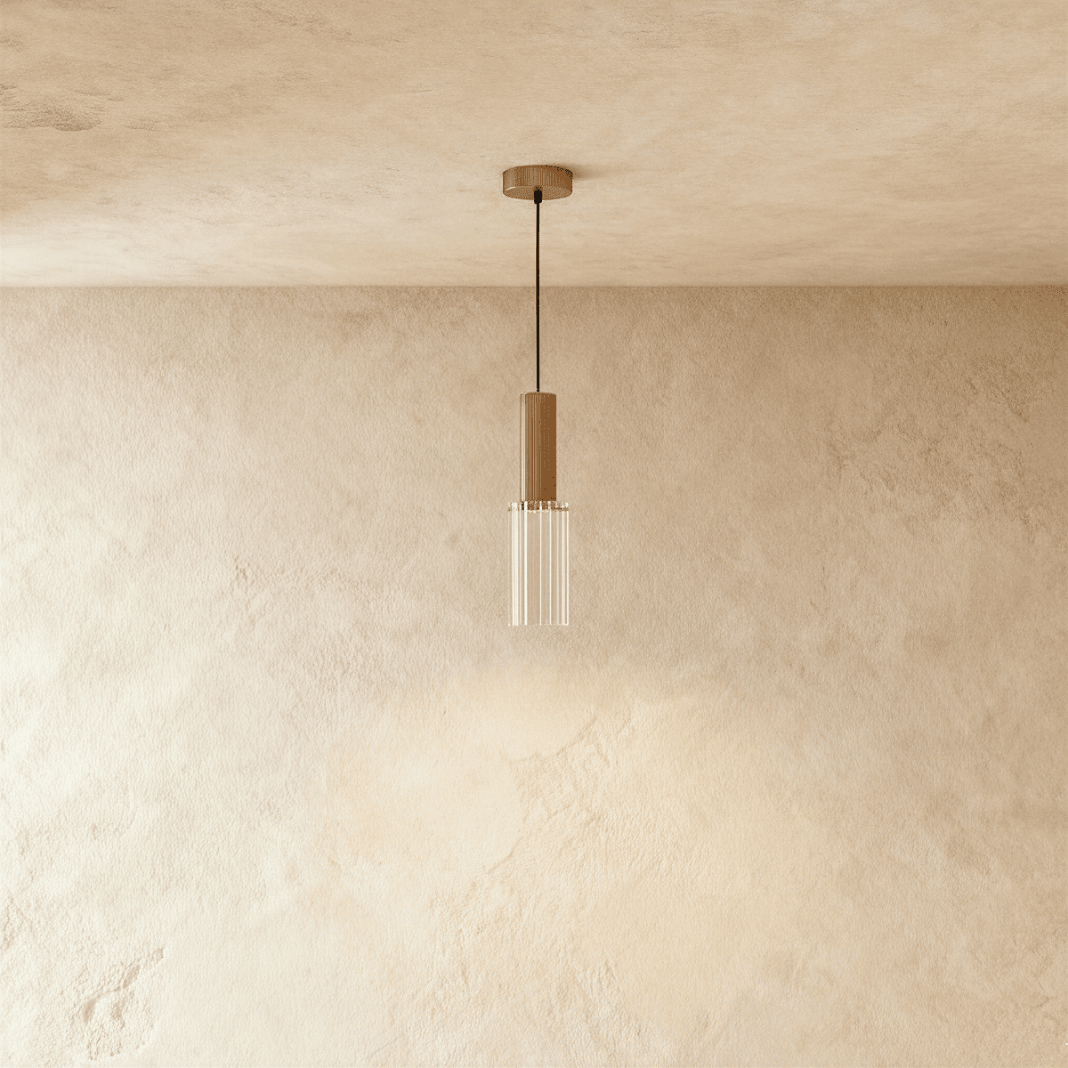 Langwerpige koperen hanglamp met geribbelde glazen kap en warme gloed