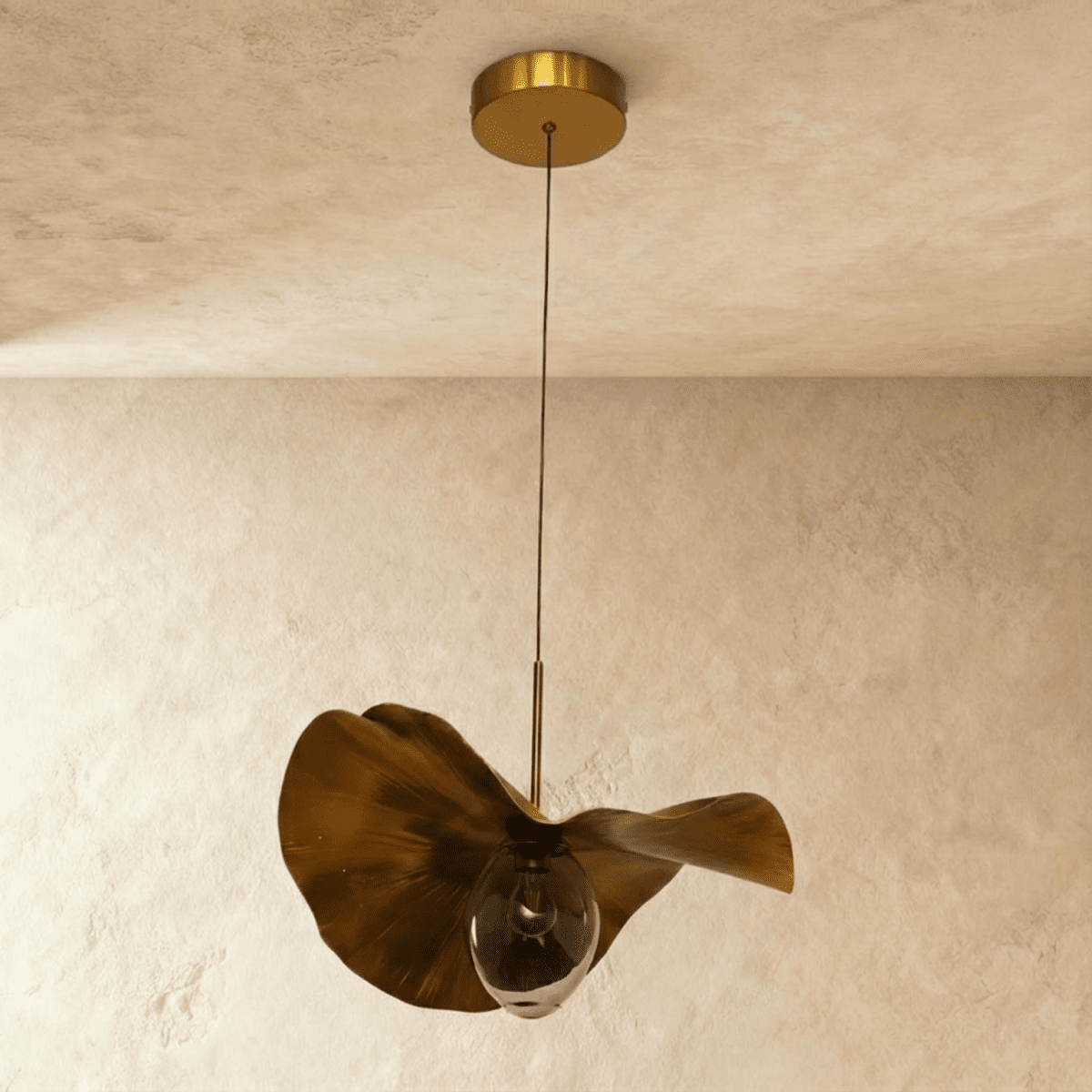 Lampa wisząca Copper Glow z regulowanym kablem do nowoczesnej atmosfery