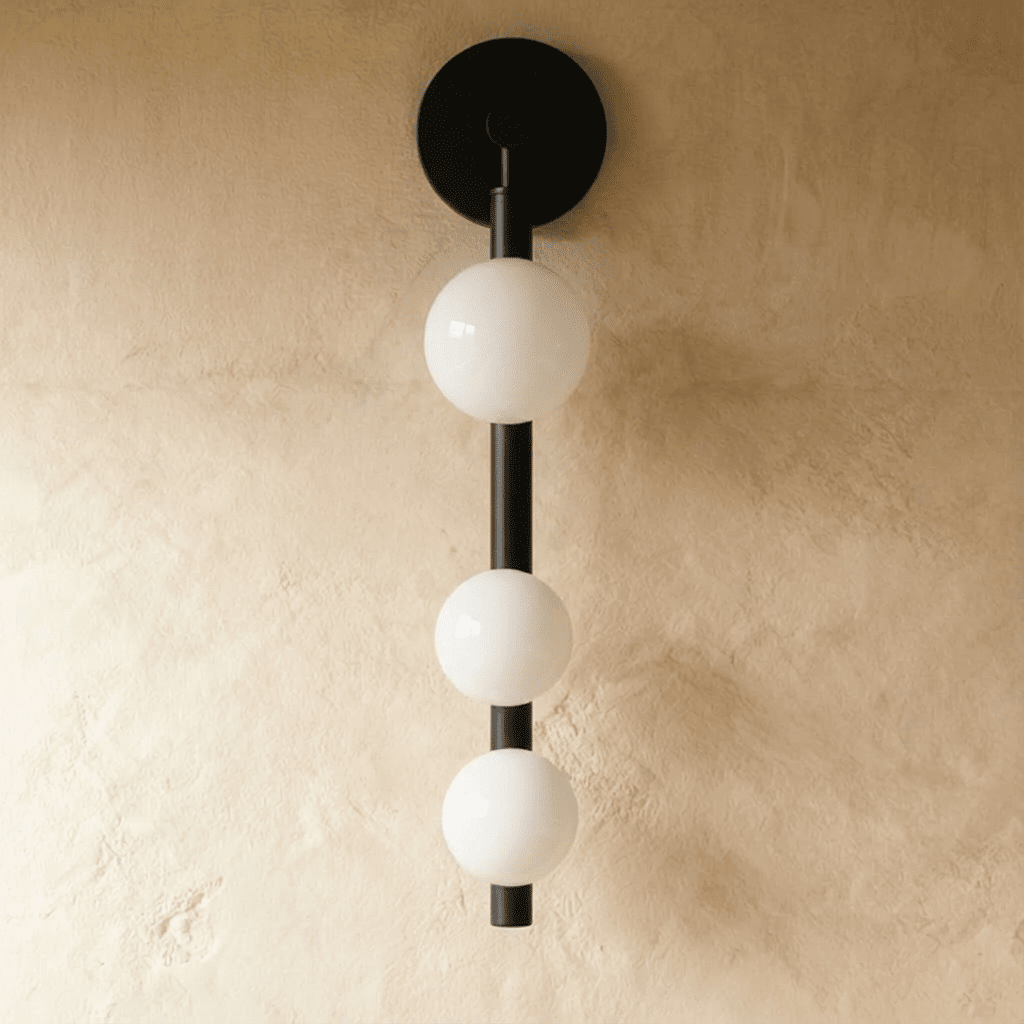 Lampada da parete Aurora Trio con sfere in vetro satinato e cornice dorata