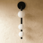 Lampada da parete Aurora Trio con sfere in vetro satinato e cornice dorata