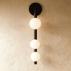 Lampada da parete Aurora Trio con sfere in vetro satinato e cornice dorata