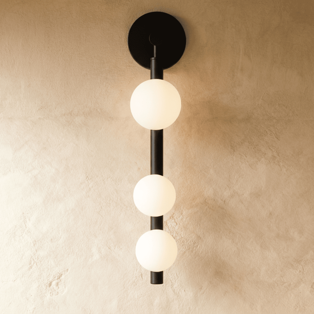 Lampada da parete Aurora Trio con sfere in vetro satinato e cornice dorata