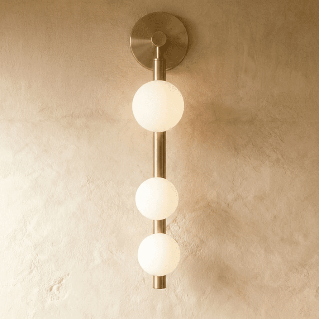 Lampada da parete Aurora Trio con sfere in vetro satinato e cornice dorata