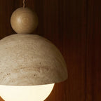 Lampa wisząca Solara Dome z trawertynu z akcentem z orzecha włoskiego