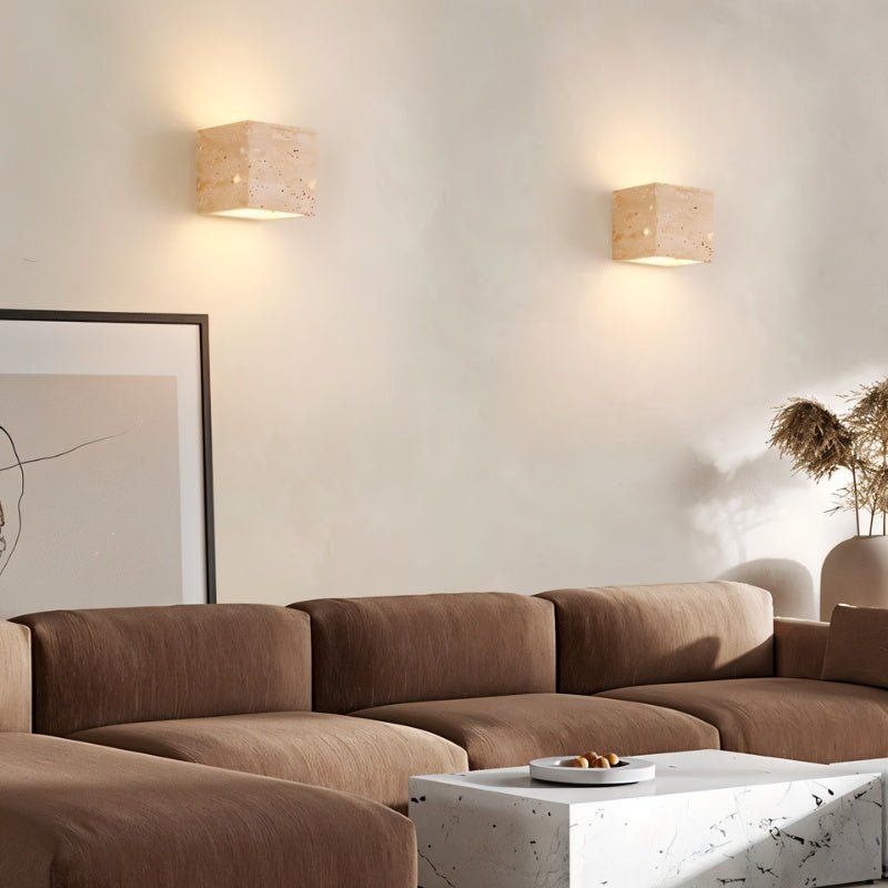 Nowoczesna żółta lampa ścienna LuminaStone z trawertynu, prostokątna i sześcienna