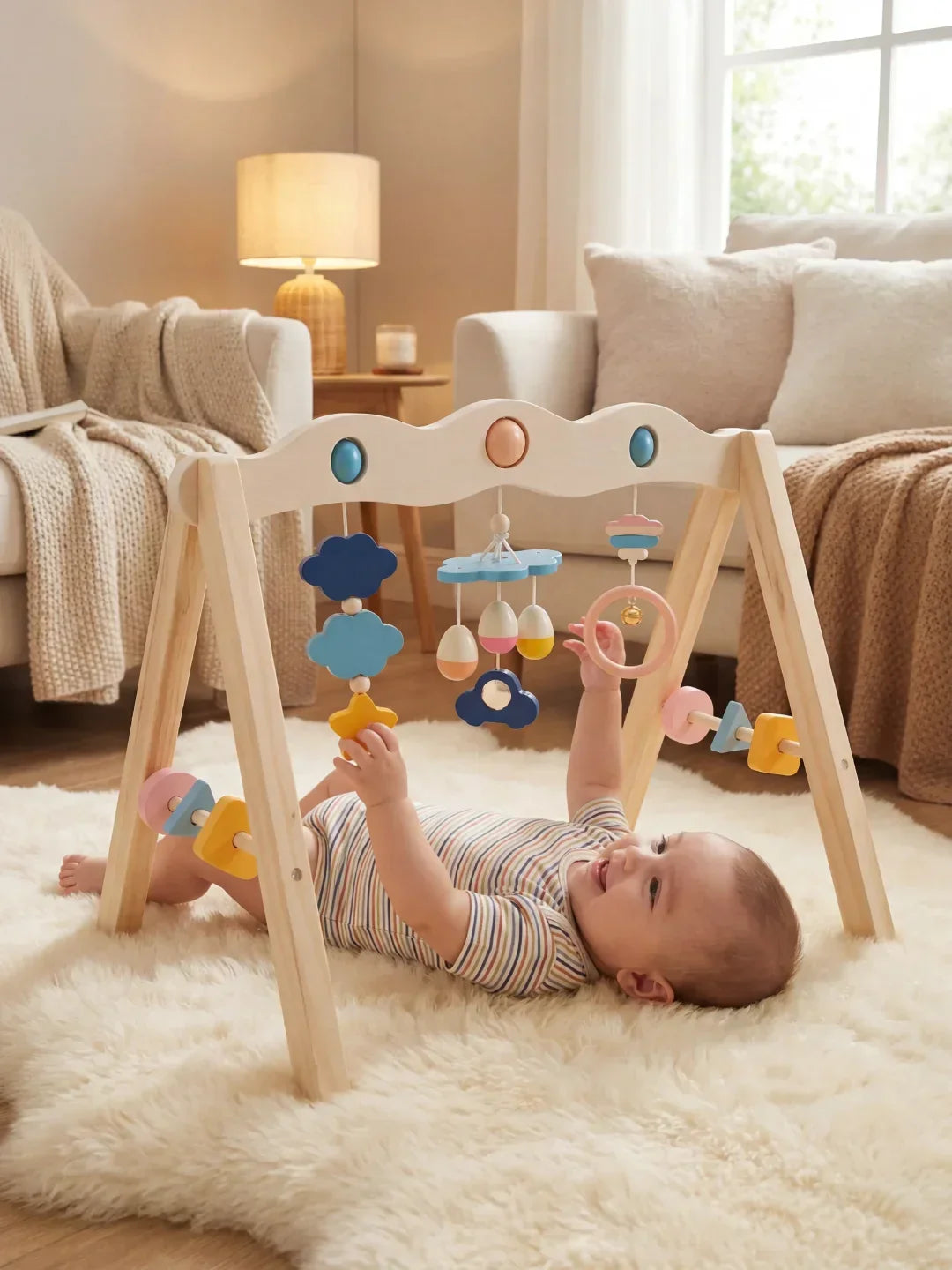 Aktivitetsbue i naturligt træ – sanselegetøj og babygym til babyer og småbørn | Fioriscas