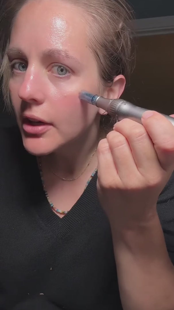 Pero na mikroneedling s nano-spirovými cartridge pro domácí péči o pleť