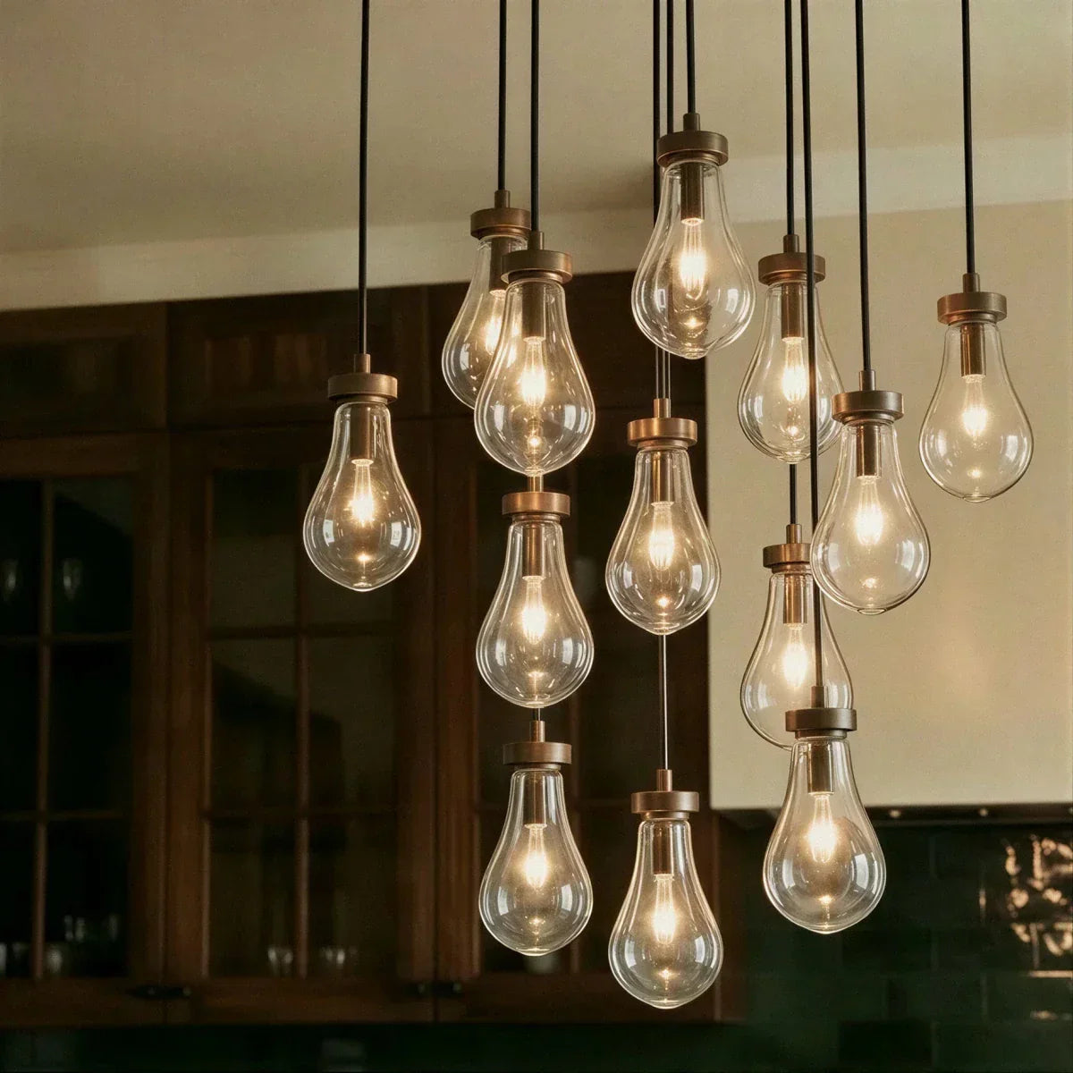 AquaLume regendruppel glazen kroonluchter met onderwatergloed en metalen frame