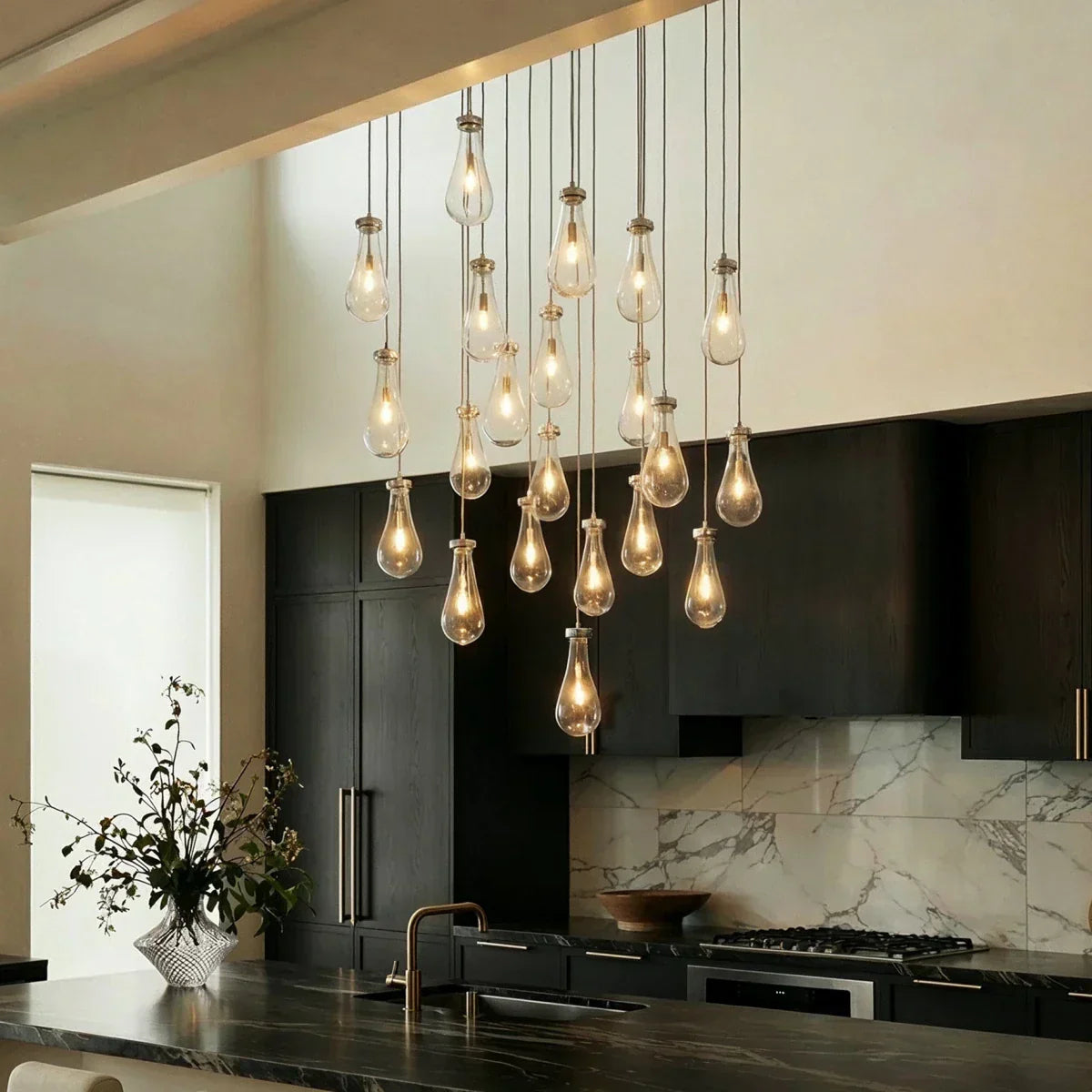 AquaLume regendruppel glazen kroonluchter met onderwatergloed en metalen frame