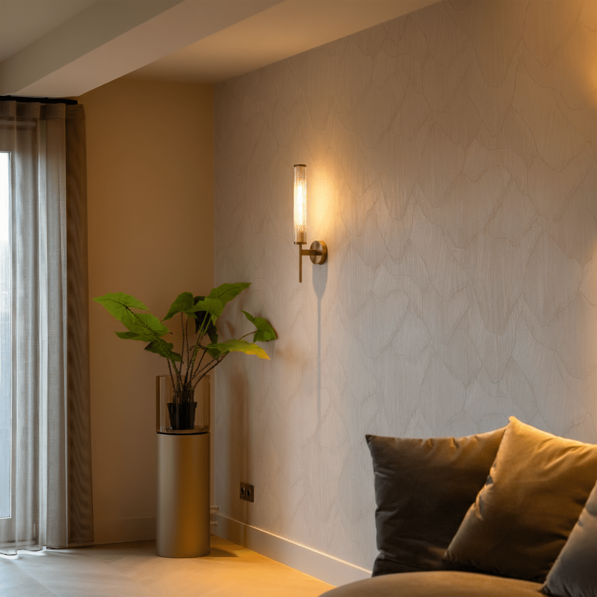 AuraLume gestructureerde cilindrische glazen kap wandlamp in messing of ijzer