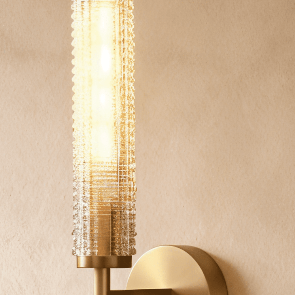 AuraLume gestructureerde cilindrische glazen kap wandlamp in messing of ijzer